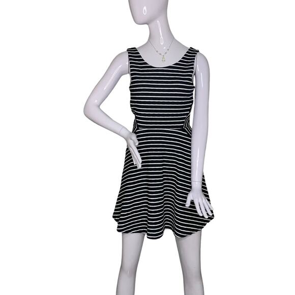 XoXo Fit and Flare Dress Sleeveless Black & White Pullover Zipper on Back Size S - Picture 1 of 11